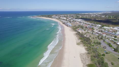 playa de arena blanca y parques frente al mar en la región de los ríos del norte