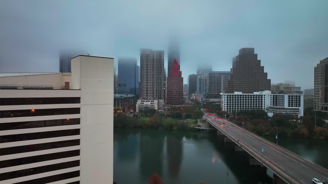 horizonte de austin cubierto de nubes bajas al atardecer en texas, estados unidos