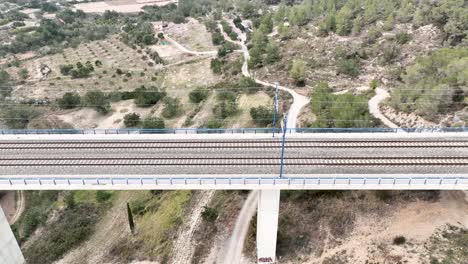 una toma aérea del puente ferroviario eléctrico en medio de un paisaje pintoresco en españa