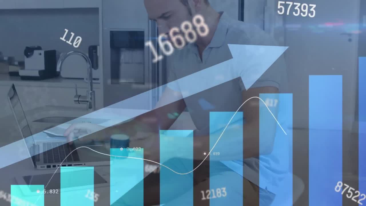 se ve a un hombre guapo trabajando en una computadora portátil en la cocina.