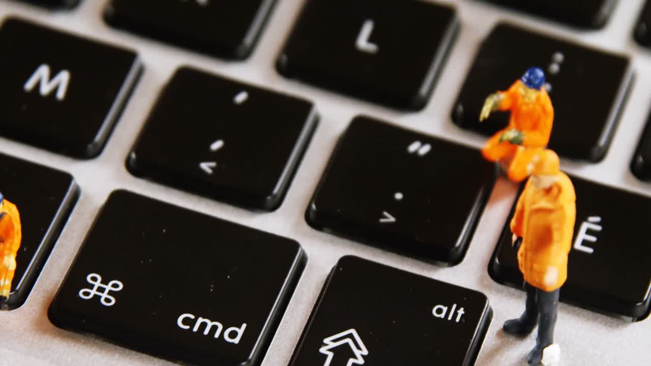 primer plano de la estatuilla en una computadora portátil