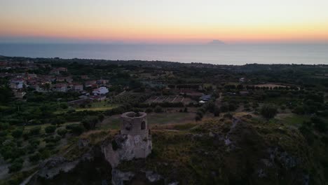 Vista-Del-Atardecer-De-Las-Islas-Eolias-De-Stromboli-Desde-Vibo-Valentia,-Capo-Vaticano,-Calabria,-Italia---Antena-4k