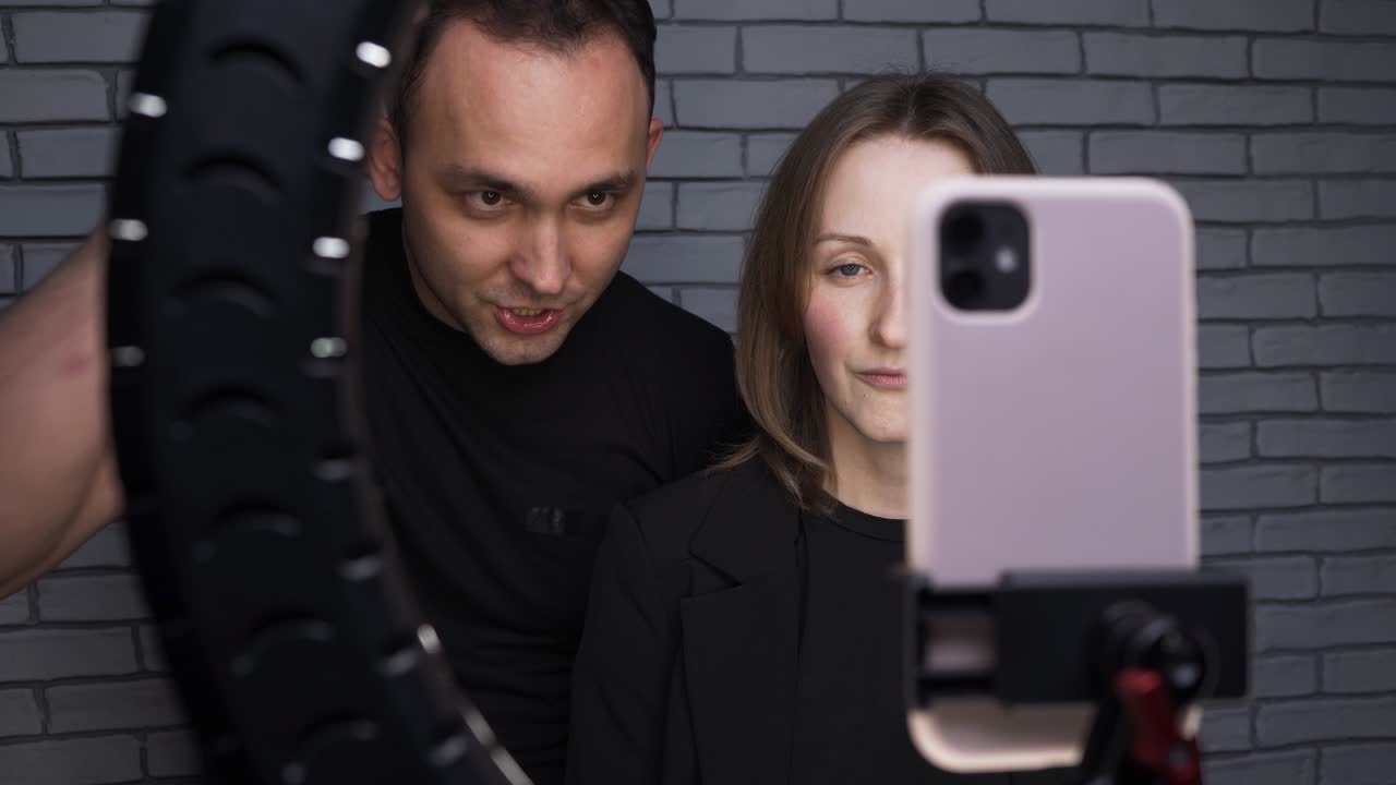 video de una pareja hablando con sus seguidores para su blog