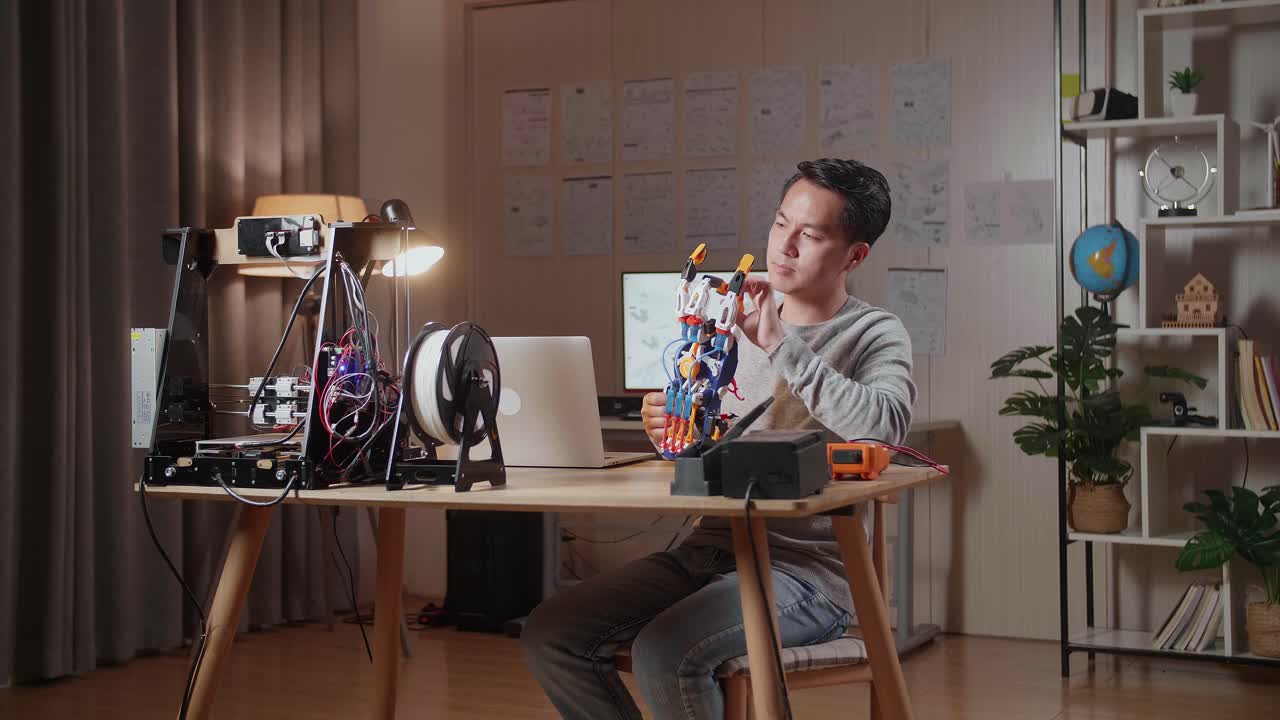 3d 인쇄된 로 손을 만드는 사람