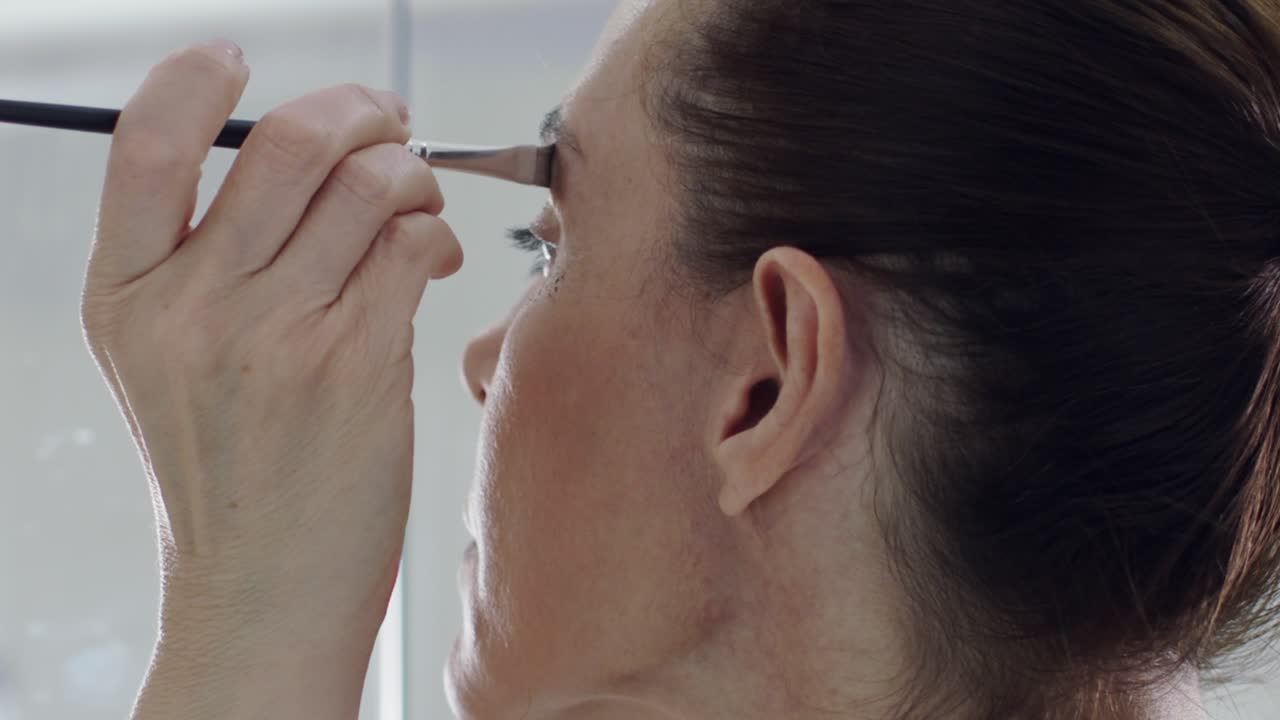 mujer 40s vista lateral de la cara, primer plano