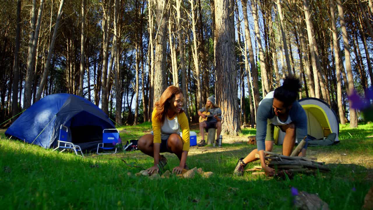 ⁇ 은 날 숲에서 불꽃을 준비하는 여자 4k