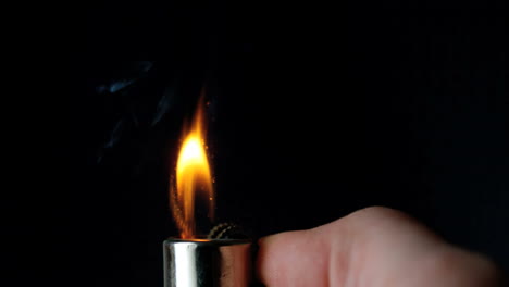 hombre encendiendo un encendedor