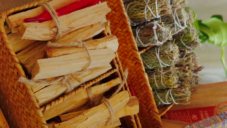 palos de palo santo y palos de incienso apilados en un mercado al aire libre