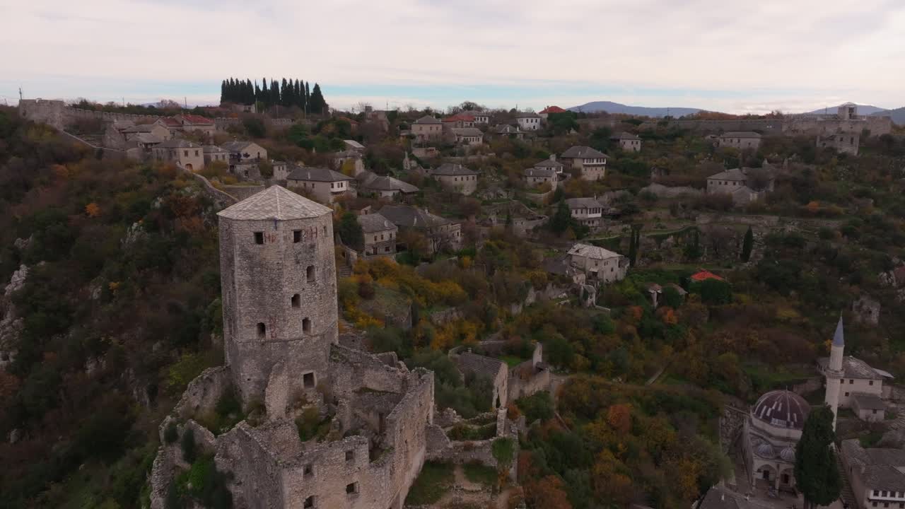 Panorama aereo del villaggio di Počitelj lungo il fiume, Bosnia