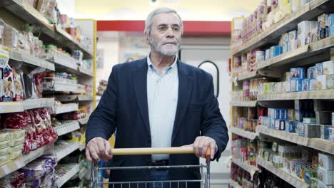 Hombre-Maduro-Comprando-Productos-En-La-Tienda