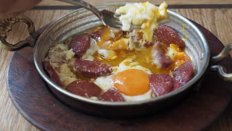 delicioso desayuno turco con huevos fritos y salchicha sucuk