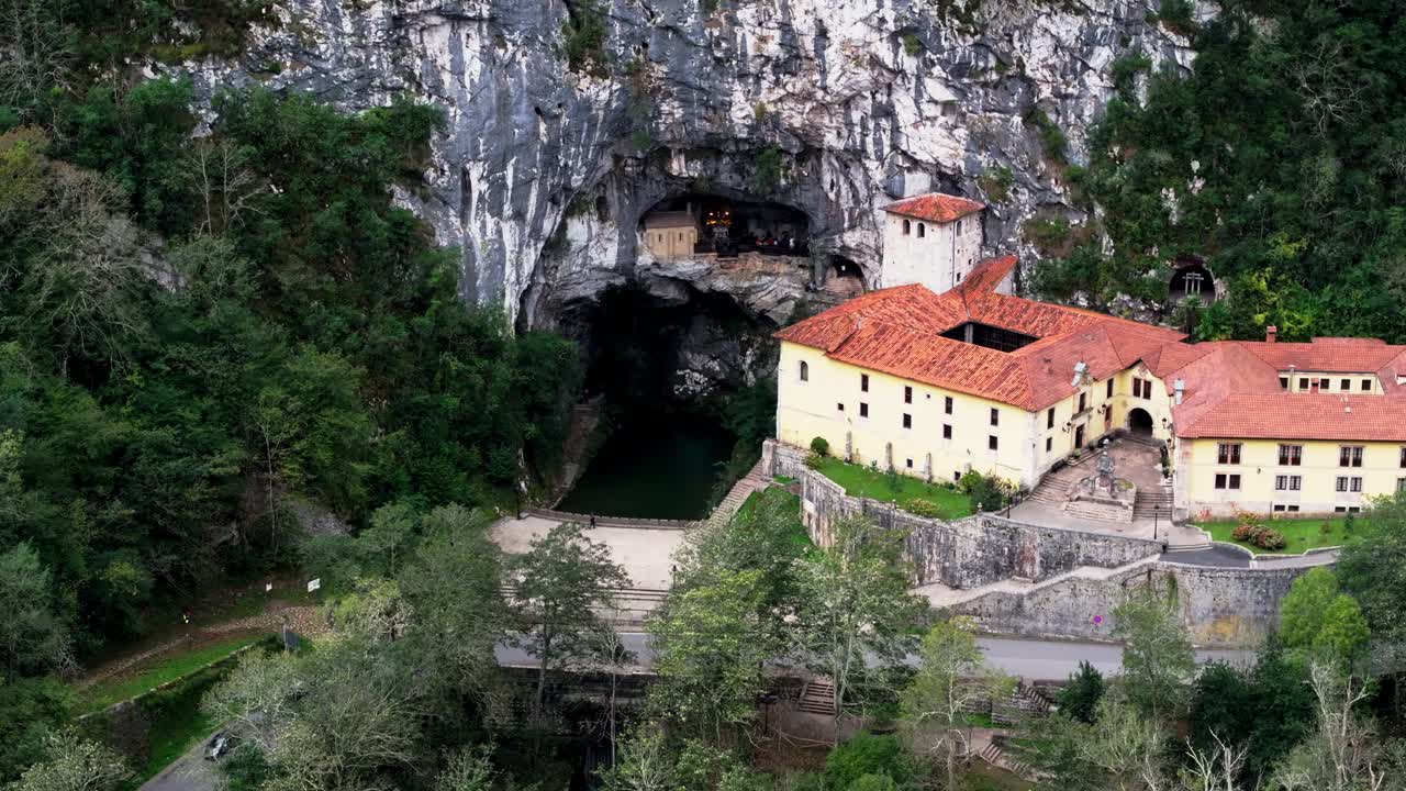 Covadongan basilika kätkeytyneenä reheviin vihreisiin vuoriin Asturiassa, Espanjassa.