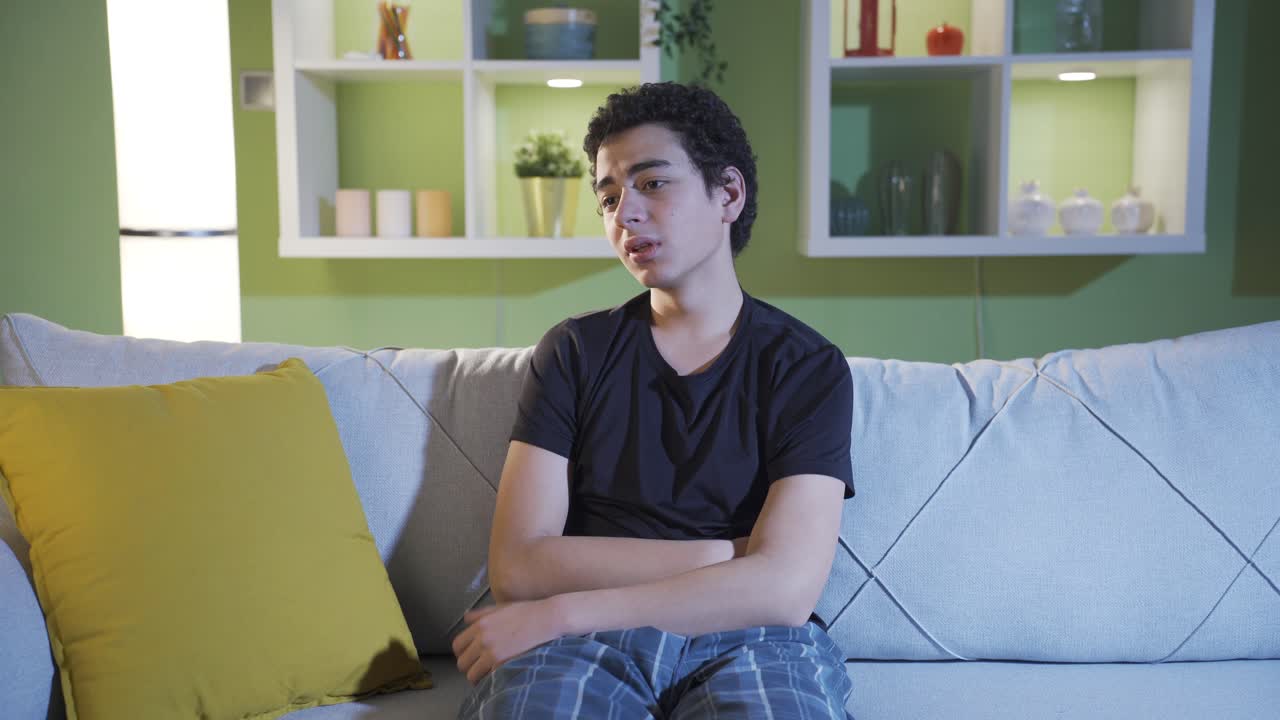 소년은 울고, 무슨 일이 있었는지 생각하며, 불행하고, 우울하고, 슬픈 표정을 지었습니다.