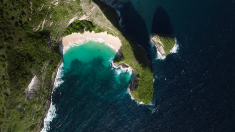 über-Kristallklarem-Meerwasser,-Gipfel-Aus-Vegetation-Und-Felsen