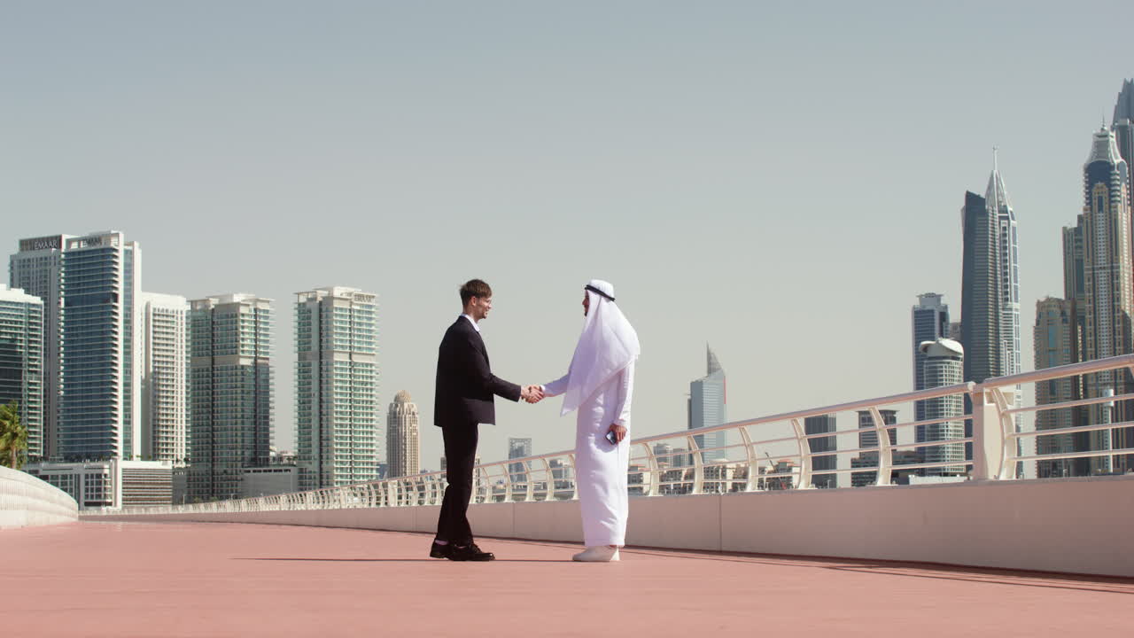 dos personas hablando de negocios.