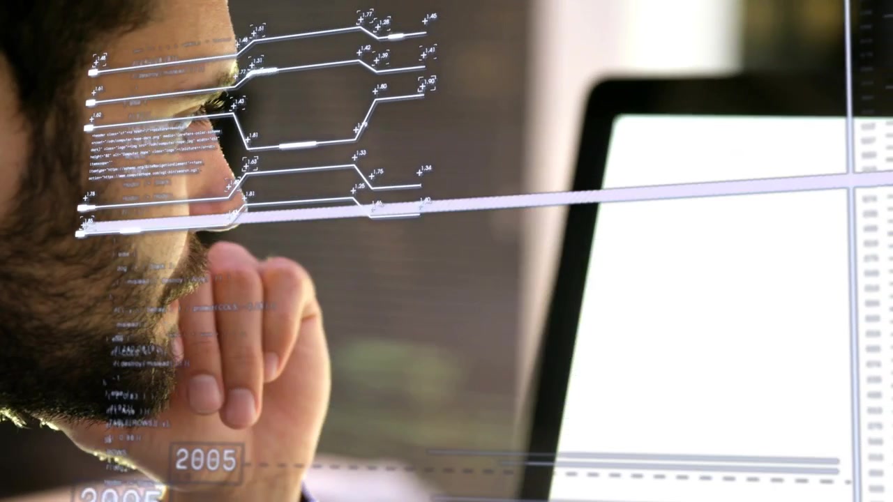 Donna che tocca un display trasparente generando una sovrapposizione di una timeline di circuiti, ingegnere che esamina i dati del 2013.