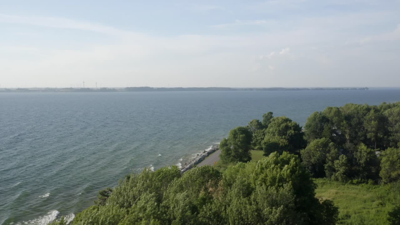 лоуренс-ривер низкий воздушный снимок на берегу реки