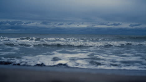 Meereswellen-Stürmen-Landschaftsstrand.-Dunkles-Meeresgezeitenwasser,-Das-An-Der-Naturküste-Kracht.