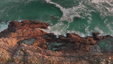 Video-Mit-Wunderschönem-Blick-Auf-Die-Meeresküste-Mit-Wellen-Und-Felsen