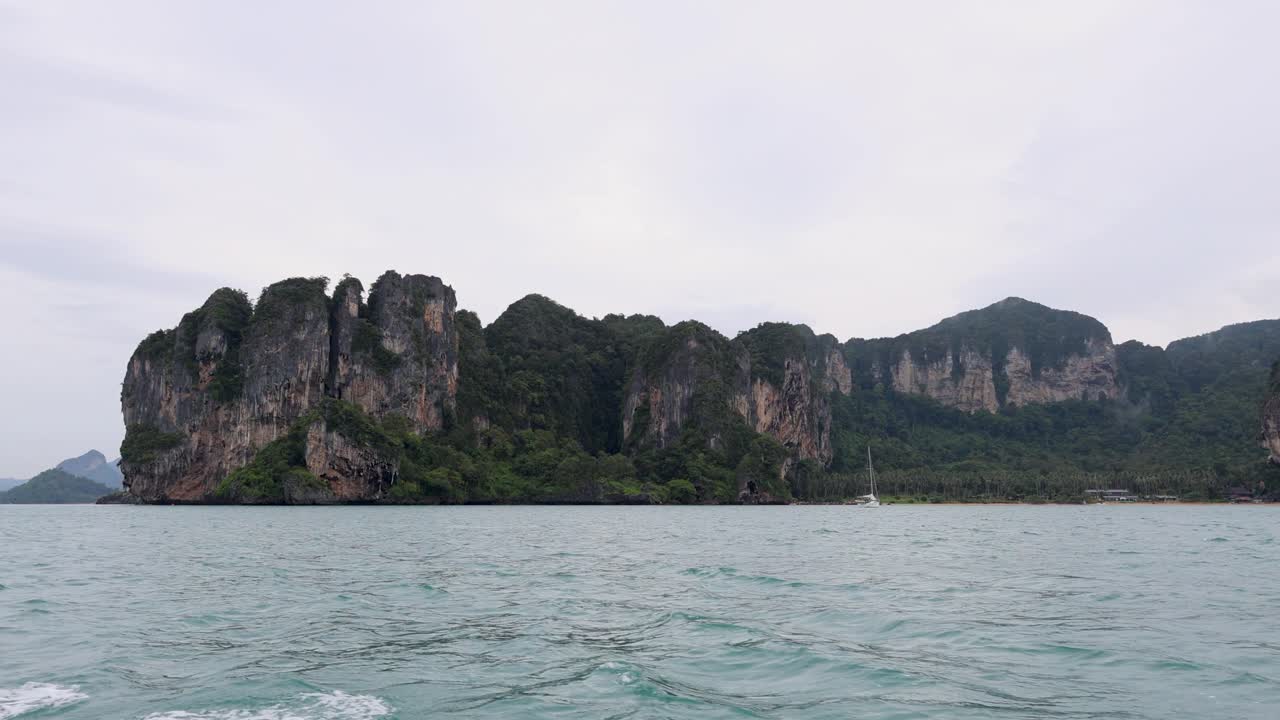 아름다운 섬 풍경과 바위 해안선