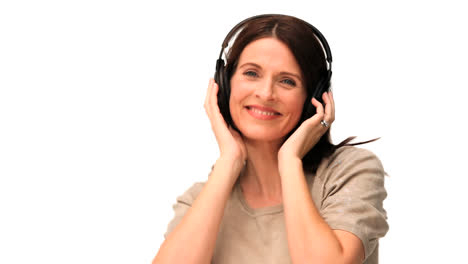 una linda mujer de mediana edad escuchando música