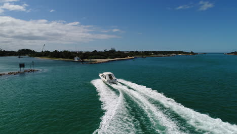 seguimiento detrás del barco desde la entrada de los lagos de drones