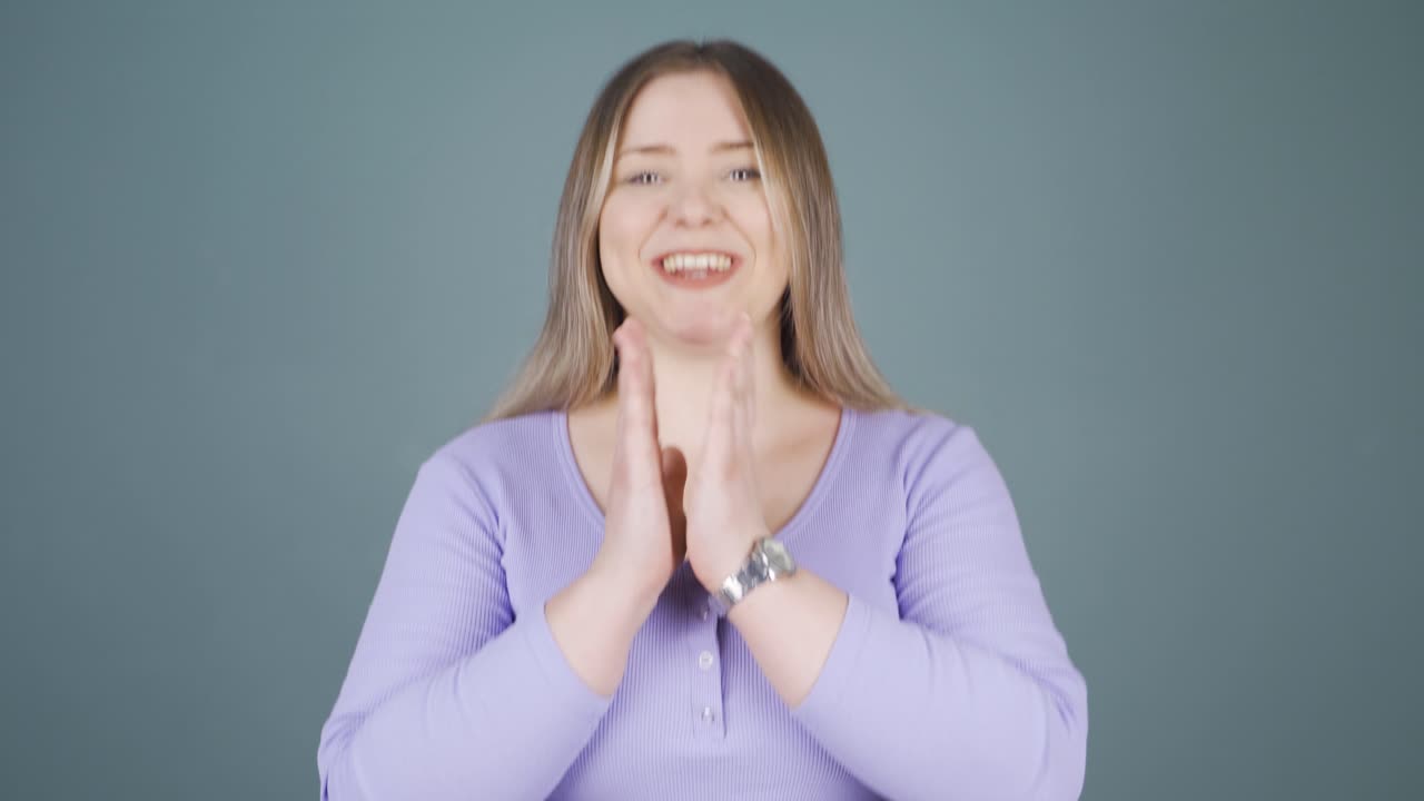 행복한 젊은 여성이 기 ⁇ 합니다.