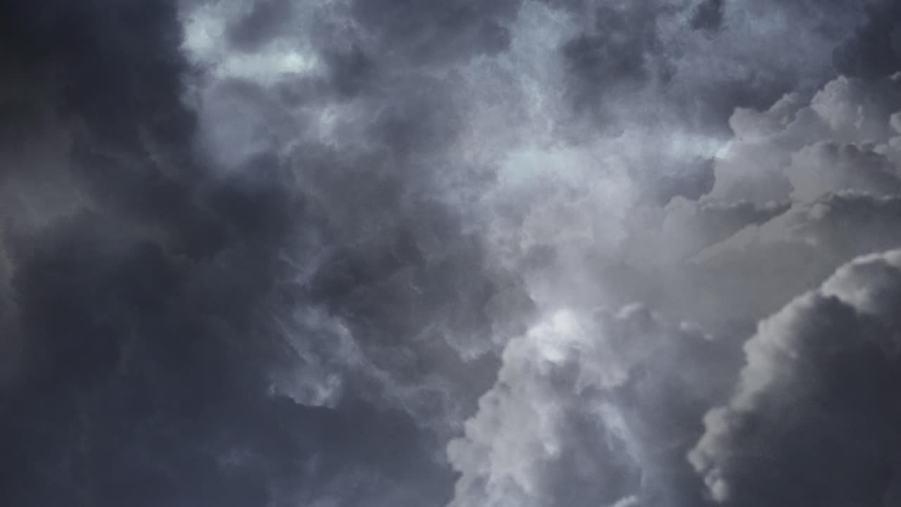vista 4k de nubes cumulonimbus y tormentas eléctricas