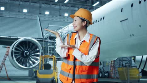 mujer ingeniera en el hangar de mantenimiento de aviones