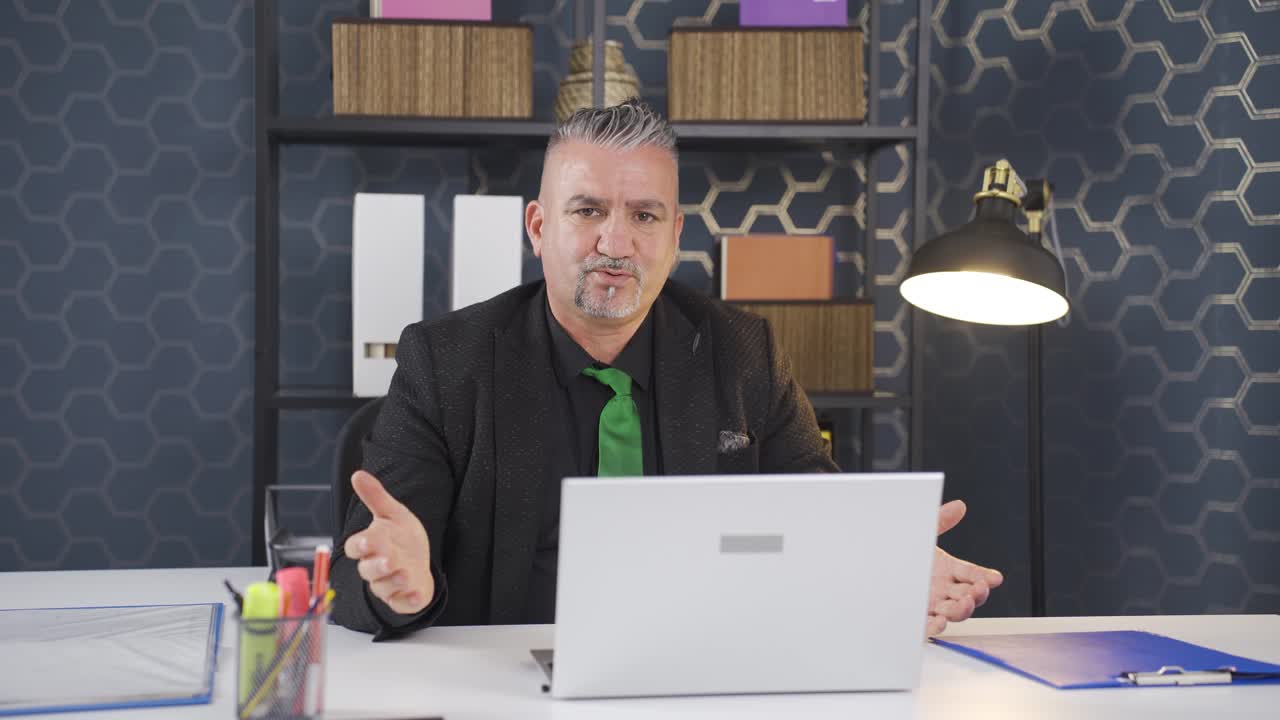 un hombre de negocios aburrido e infeliz.