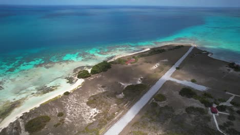 Una-Pequeña-Pista-De-Aterrizaje-Insular-Rodeada-De-Aguas-Turquesas-Y-Playas-De-Arena-Blanca,-Vista-Aérea