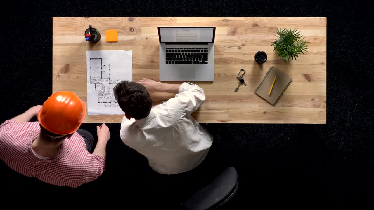 el constructor viene, discute el plan de construcción con el jefe, concepto de trabajo, concepto de oficina, concepto de comunicación, top shot