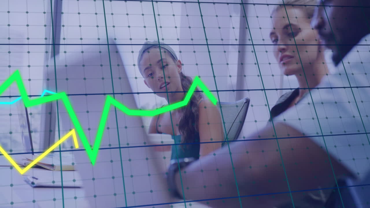 animación del procesamiento de datos financieros sobre diversos colegas que discuten el trabajo en la oficina