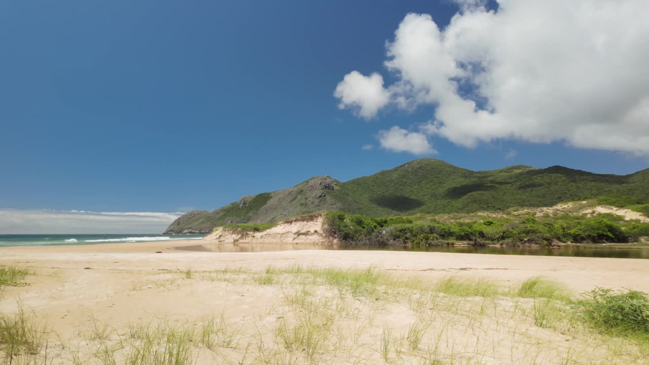 Paesaggio naturale della spiaggia sabbiosa, lagoinha do Leste a Florianópolis, Brasile, al rallentatore
