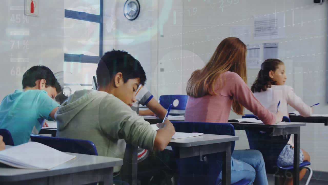 교실에서 책을 쓰는 다양한 학생들에 대한 인포그래픽 인터페이스의 애니메이션