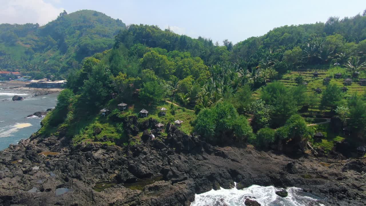 pequeñas cabañas en el acantilado de la playa de menganti, en el centro de java