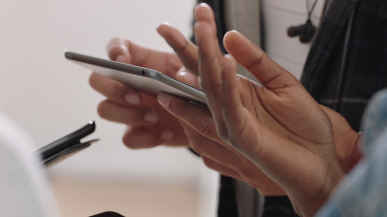 cerrar las manos usando computadoras tablet digitales gente de negocios creativa reuniéndose compartiendo datos intercambiando ideas para proyectos disfrutando del trabajo en equipo en la oficina de inicio