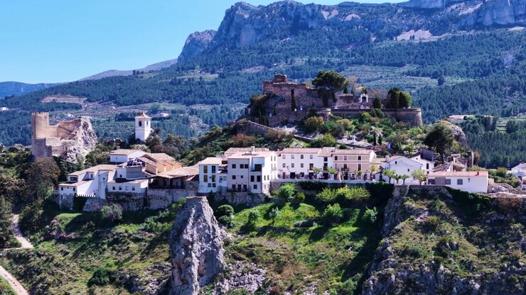 Vista aerea panoramica del villaggio e del castello di Guadalest nel paesaggio montuoso della Spagna