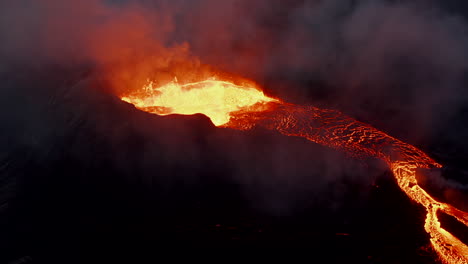 Diapositiva-Y-Toma-Panorámica-Del-Cráter-Del-Volcán-Activo-En-Erupción.-Magma-Salvajemente-Hirviendo-Salpicando-En-Altura.-Flujo-De-Lava-Caliente.-Volcán-Fagradalsfjall.-Islandia,-2021