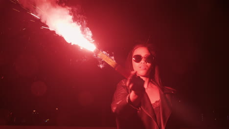 mujer independiente sosteniendo una bengala en la ciudad por la noche niña rebelde protestando por la igualdad en la calle con fuegos artificiales movimiento de libertad milenario femenino
