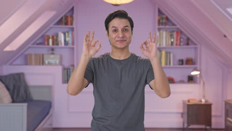 hombre indio feliz mostrando una señal de bien