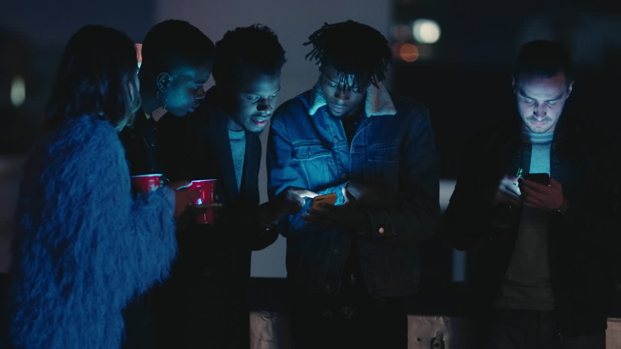 grupo de amigos, noche o personas con teléfono