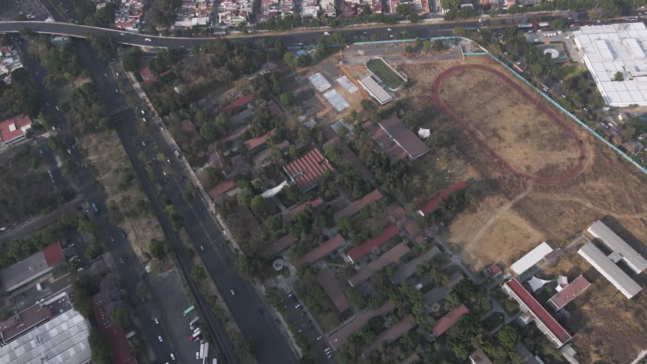 vista aérea de la pista y campo deportivo perteneciente al cch vallejo unam en la ciudad de méxico