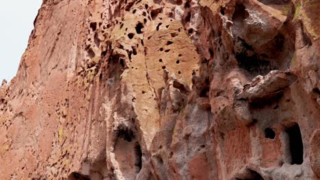 close up, panorámica de una pared de montaña, en el monumento nacional bandelier, en un día nublado, en santa fe, nuevo méxico, estados unidos