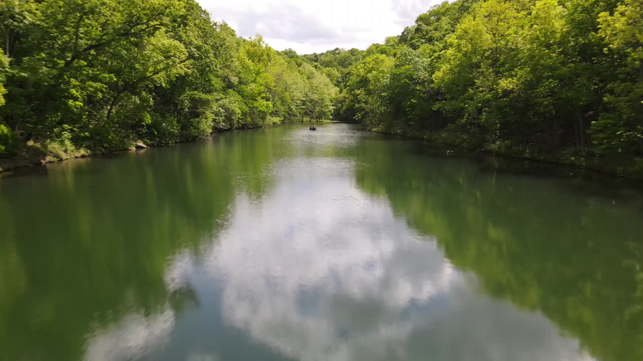 이 드론 샷은 물이 낮고 물을 가로질러 미끄러지는 보트의 효과를 줍니다.