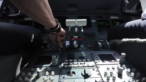 escena en tiempo real dentro de una cabina de un avión mientras se despoja a través de la zona de turbulencia