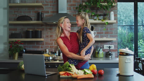 Mutter-Und-Tochter-Kochen-Zusammen