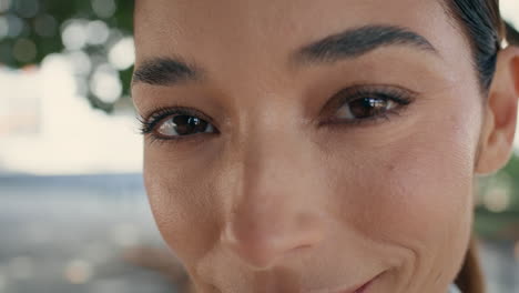 closeup ojos de mujer hermosa mirando cámara al aire libre. hipnotizante chica feliz guiño