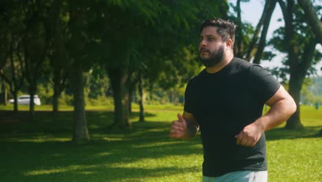 chico trotando al aire libre con cara preocupada en cámara lenta