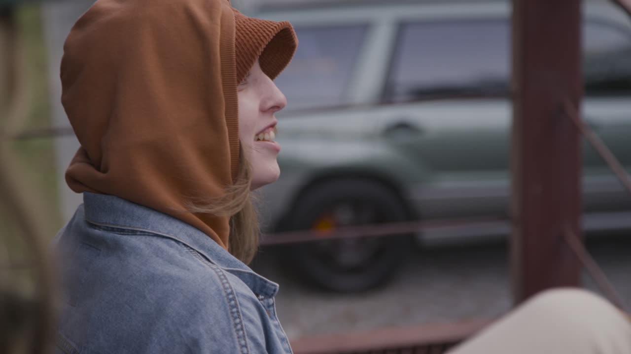 계단에 있는 금발 소녀